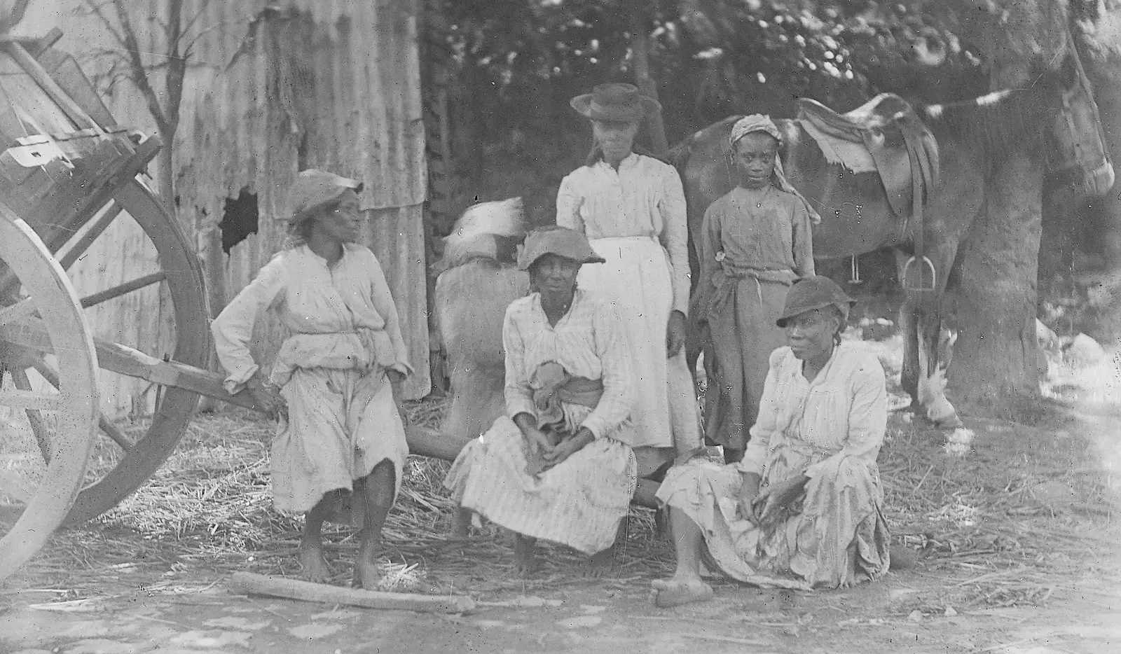 Employées de Hillsboro, c. 1896–97. Des travailleuses sans nom, peut-être des parentes/descendantes de Jenny, 84 ans plus tard. Archives de la famille Greg, Cambridge Commonwealth Collection. Y307H/61 https://cudl.lib.cam.ac.uk/view/PH-Y-00307-H/36